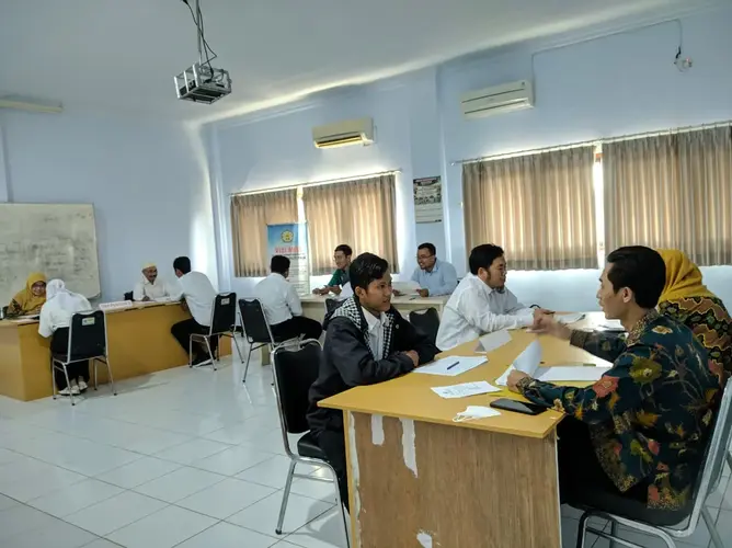 Maulana Satria Nugraha saat Menjadi Interviewer saat Tes Wawancara PMB STIT Pemalang