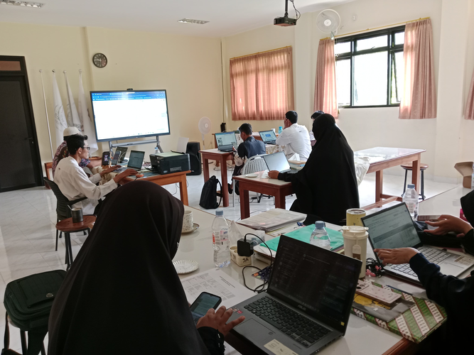 Maulana Satria Nugraha saat mengikuti Rapat Internal Penyusunan RKAS SDIT & SMPIT Bina Ilmu Pemalang Tahun 2026 sebagai Sekretaris